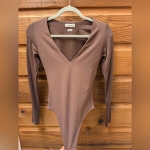 Babaton Mauve Brown Ribbed V-Neck Long Sleeve Bodysuit